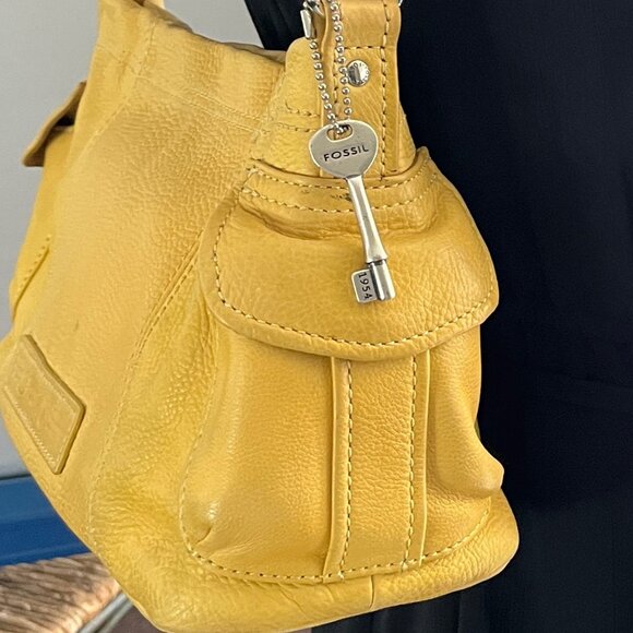 VINTAGE FOSSIL YELLOW PEBBLES LEATHER SHOULDER STRAP WITH SILVERTONE HARDWARE - Picture 2 of 8